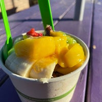 Photo taken at Berry Divine Acai Bowls by Brian C. on 2/6/2022