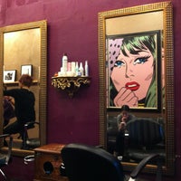 Foto tomada en &amp;amp;Hair Lounge  por Chiacheng O. el 12/5/2012