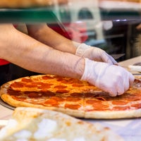 Das Foto wurde bei Famous Famiglia Pizza von Famous Famiglia Pizza am 1/20/2017 aufgenommen