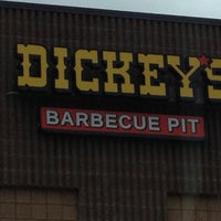 รูปภาพถ่ายที่ Dickey&amp;#39;s Barbecue Pit โดย Brandon L. เมื่อ 10/6/2012