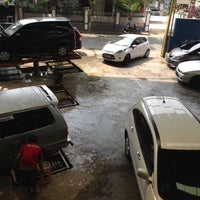 Photo taken at Garasi Clean &amp;amp; Relax - Car Wash by Bat i. on 5/1/2013