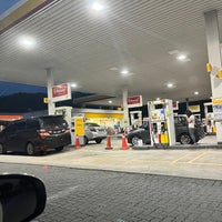 Photo taken at Shell by Faiz Z. on 12/15/2022