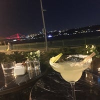 รูปภาพถ่ายที่ Le Bar โดย Şüheyda Ö. เมื่อ 8/17/2016