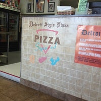 Foto tomada en Pizza Squared Detroit Style Pizza  por Кэт Б. el 2/27/2013