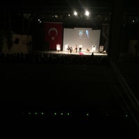 Das Foto wurde bei Bornova Ayfer Feray Açık Hava Tiyatrosu von Cagri A. am 8/14/2018 aufgenommen