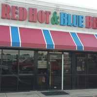 Foto tirada no(a) Red Hot &amp;amp; Blue  -  Barbecue, Burgers &amp;amp; Blues por Matt em 8/17/2017