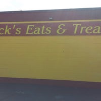Foto diambil di Limerick&amp;#39;s Eats And Treats oleh Matt pada 10/21/2017