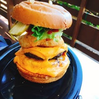 Foto scattata a 400° Gourmet Burgers &amp;amp; Fries da Yoyo L. il 8/31/2016