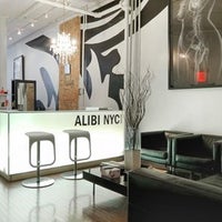 รูปภาพถ่ายที่ Alibi NYC Salon โดย Douglas Elliman เมื่อ 7/23/2014