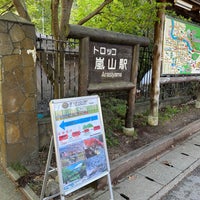 Photo taken at Torokko-Arashiyama Station by たく(しまちゃん) on 4/8/2023