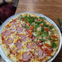Das Foto wurde bei Upper Crust Pizzeria von Kelvin Y. am 9/21/2019 aufgenommen
