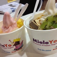 Снимок сделан в Mieleyo Premium Frozen Yogurt пользователем Penny L. 10/12/2012