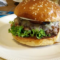 Foto scattata a Dish fine burger bistro da Christian V. il 9/19/2014