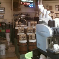 รูปภาพถ่ายที่ Custom House Coffee โดย Katie V. เมื่อ 12/18/2012
