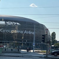 รูปภาพถ่ายที่ Groupama Aréna โดย İlker U. เมื่อ 6/18/2023