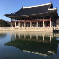 Photo taken at Gyeongbokgung Palace by Tomotaka N. on 2/27/2017