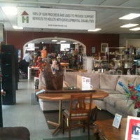 10/9/2012 tarihinde Shawn M.ziyaretçi tarafından Hope House Thrift Shop'de çekilen fotoğraf