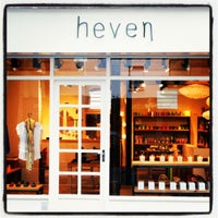 รูปภาพถ่ายที่ Heven โดย Cedric d. เมื่อ 10/6/2012