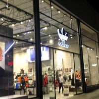 adidas en titan plaza