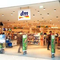 รูปภาพถ่ายที่ dm-drogerie markt โดย Andrey K. เมื่อ 5/2/2013
