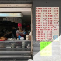 Photo taken at Zhu Ji Guo Tie (Dumpling Stall) by Stephen W. on 6/17/2018