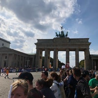 Photo taken at BMW Berlin-Marathon by Vicente on 9/16/2018