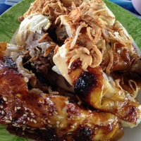 Photo taken at ส้มตำ ไก่หมุน 5 ราว (Thai Spicy Salad &amp;amp; Grilled Chicken) by monday O. on 10/7/2012