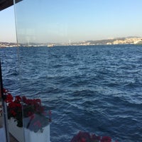 Das Foto wurde bei Sardunya Fındıklı Restaurant von . am 9/10/2017 aufgenommen