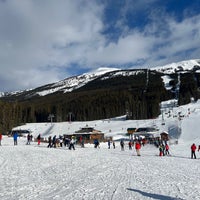 Photo taken at Lake Louise Ski Area &amp;amp; Mountain Resort by Andrew T. on 2/11/2023