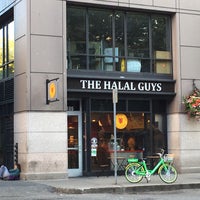 Foto tomada en The Halal Guys  por Andrew T. el 7/18/2018