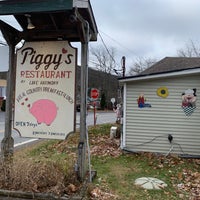 Foto tomada en Piggy&amp;#39;s Restaurant  por Andrew T. el 12/6/2020