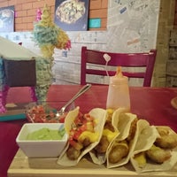 รูปภาพถ่ายที่ Burrito Piñata GDL โดย Sara R. เมื่อ 1/28/2017