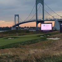Foto tirada no(a) Trump Golf Links at Ferry Point por i em 10/12/2022