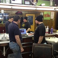 3/23/2013 tarihinde John S.ziyaretçi tarafından Konawerks Hair Shop'de çekilen fotoğraf