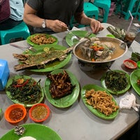 Photo taken at Bola Seafood &amp;quot;ACUI&amp;quot; by airwii a. on 9/6/2019