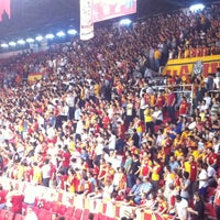 รูปภาพถ่ายที่ Abdi İpekçi Arena โดย başar เมื่อ 5/27/2013