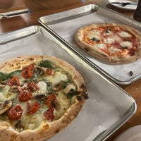 Das Foto wurde bei DeSano Pizza Bakery von Novi am 9/4/2023 aufgenommen