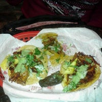 Foto scattata a Los Tacos da Laura L. il 11/6/2012