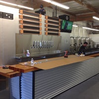 รูปภาพถ่ายที่ Helm&amp;#39;s Brewing Co. โดย Bryan R. เมื่อ 10/7/2012
