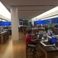 Photo taken at Microsoft Store by Joaquín on 5/28/2016