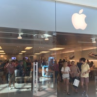 Photo taken at Apple The Woodlands by Joaquín on 5/29/2016