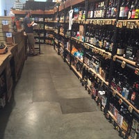 Foto tomada en WhichCraft Beer Store  por Rey D. el 3/29/2016