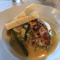 7/23/2018 tarihinde Cheryl L.ziyaretçi tarafından M. Restaurant and Bar'de çekilen fotoğraf