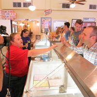 รูปภาพถ่ายที่ Beth Marie&amp;#39;s Old Fashioned Ice Cream &amp;amp; Soda Fountain โดย The Daytripper เมื่อ 11/9/2012