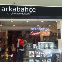 Foto tomada en Arkabahçe Çizgi Roman Dükkanı  por Feral S. el 4/23/2014