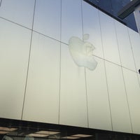 Photo taken at Apple Ginza by 憲太郎 橋. on 5/12/2013