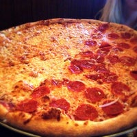 Foto diambil di Ernie&amp;#39;s Bar &amp;amp; Pizza oleh Josh T. pada 10/9/2012