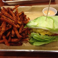 Foto scattata a MOOYAH Burgers, Fries &amp;amp; Shakes da Heather B. il 8/12/2014