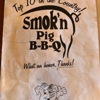 รูปภาพถ่ายที่ Smok&amp;#39;n Pig BBQ โดย Peter E. เมื่อ 10/5/2018