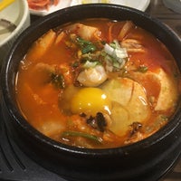 Das Foto wurde bei Song Cook&amp;#39;s Authentic Korean Restaurant von Nic T. am 6/10/2017 aufgenommen